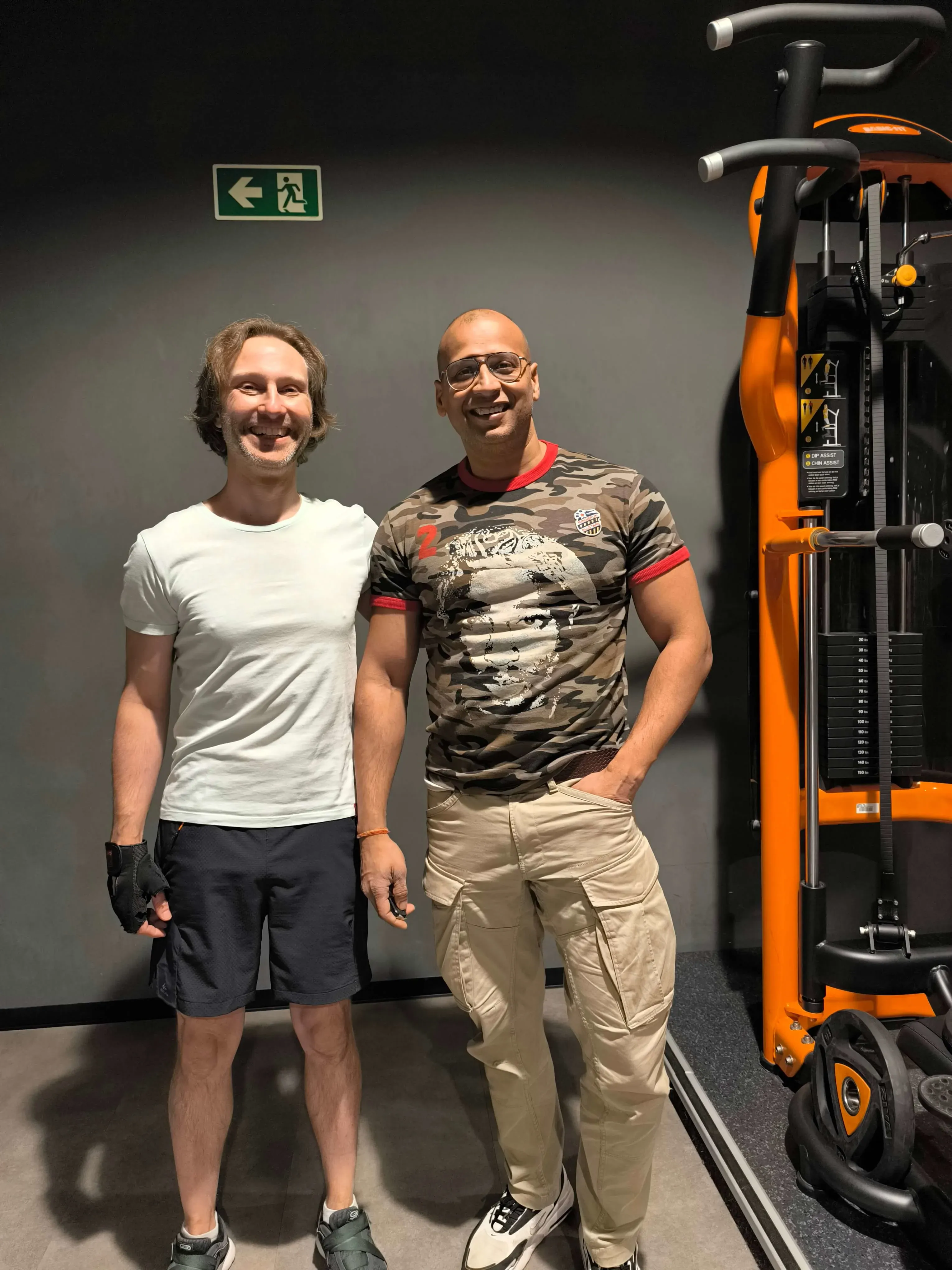 Ashish en een klant samen in de fitnesszaal na een sessie