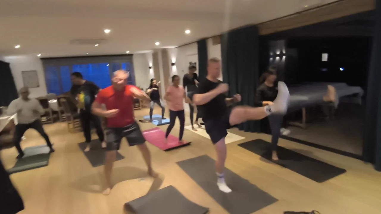Een groepsles in volle actie, gefilmd in de fitnesszaal